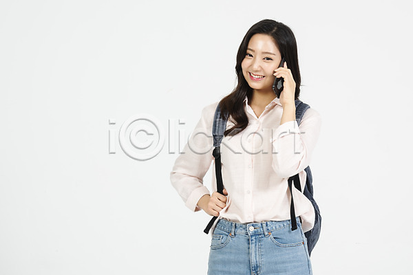 청춘(젊음) 20대 사람 성인 성인여자한명만 여자 청년 한국인 한명 JPG 앞모습 포토 누끼 대학교 대학생 대학생라이프 들기 미소(표정) 상반신 서기 스마트폰 스튜디오촬영 실내 여대생 여학생 책가방 캐주얼 통화 흰배경