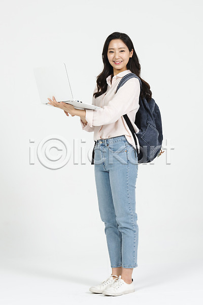 청춘(젊음) 20대 사람 성인 성인여자한명만 여자 청년 한국인 한명 JPG 옆모습 포토 노트북 누끼 대학교 대학생 대학생라이프 들기 미소(표정) 서기 스튜디오촬영 실내 여대생 여학생 전신 책가방 캐주얼 흰배경