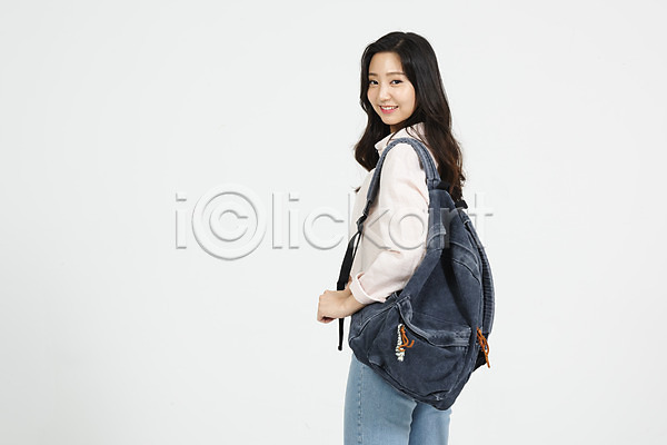 청춘(젊음) 20대 사람 성인 성인여자한명만 여자 청년 한국인 한명 JPG 뒷모습 포토 누끼 대학교 대학생 대학생라이프 뒤돌아보기 미소(표정) 상반신 서기 스튜디오촬영 실내 여대생 여학생 책가방 캐주얼 흰배경