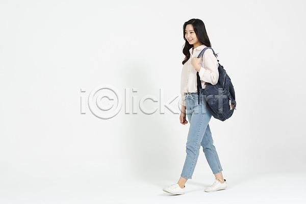 청춘(젊음) 20대 사람 성인 성인여자한명만 여자 청년 한국인 한명 JPG 옆모습 포토 걷기 누끼 대학교 대학생 대학생라이프 들기 미소(표정) 스튜디오촬영 실내 여대생 여학생 전신 책가방 캐주얼 흰배경