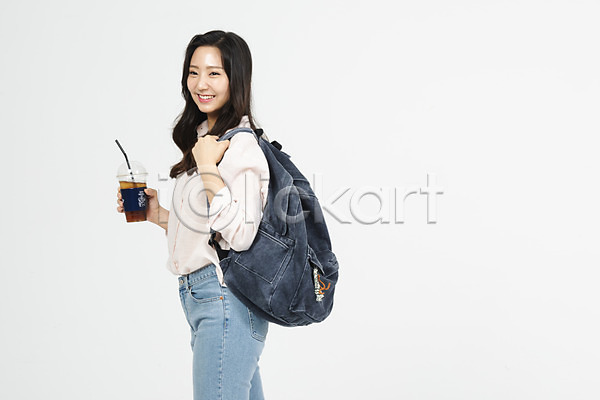 청춘(젊음) 20대 사람 성인 성인여자한명만 여자 청년 한국인 한명 JPG 옆모습 포토 누끼 대학교 대학생 대학생라이프 들기 미소(표정) 상반신 서기 스튜디오촬영 실내 여대생 여학생 책가방 캐주얼 커피 흰배경