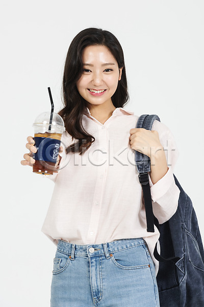 청춘(젊음) 20대 사람 성인 성인여자한명만 여자 청년 한국인 한명 JPG 앞모습 포토 누끼 대학교 대학생 대학생라이프 들기 미소(표정) 상반신 서기 스튜디오촬영 실내 여대생 여학생 책가방 캐주얼 커피 흰배경