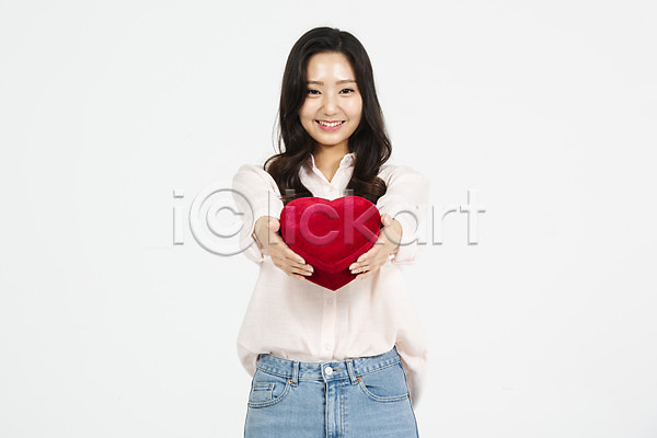 사랑 청춘(젊음) 20대 사람 성인 성인여자한명만 여자 청년 한국인 한명 JPG 앞모습 포토 누끼 대학생 들기 미소(표정) 상반신 서기 스튜디오촬영 실내 여대생 여학생 캐주얼 하트 흰배경