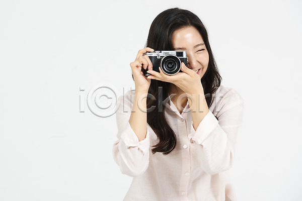 청춘(젊음) 20대 사람 성인 성인여자한명만 여자 청년 한국인 한명 JPG 앞모습 포토 누끼 대학생 들기 미소(표정) 사진촬영 상반신 서기 스튜디오촬영 실내 여대생 여학생 카메라 캐주얼 흰배경
