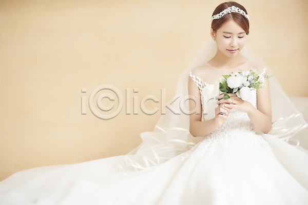 사랑 즐거움 행복 20대 성인 성인여자한명만 여자 한국인 한명 JPG 앞모습 포토 결혼 들기 면사포 미소(표정) 부케 상반신 스튜디오촬영 신부(웨딩) 실내 앉기 웨딩드레스 웨딩촬영 응시 티아라