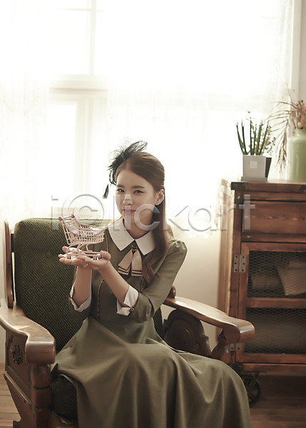 사랑 즐거움 행복 20대 성인 성인여자한명만 여자 한국인 한명 JPG 앞모습 포토 결혼 경성사진 경성의상 뉴트로 들기 복고 상반신 쇼핑카 스튜디오촬영 신부(웨딩) 실내 앉기 웨딩촬영 의자