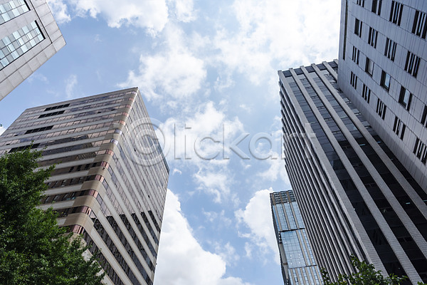 사람없음 JPG 로우앵글 포토 건물 건축 건축물 고층빌딩 구름(자연) 나무 도시 도시풍경 맑음 반사 비즈니스 빌딩 빌딩숲 야외 여의도 외관 주간 직장 풍경(경치) 하늘 하늘색 현대건축 회사