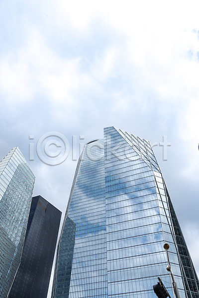 사람없음 JPG 로우앵글 포토 건물 건축 건축물 고층빌딩 구름(자연) 도시 도시풍경 맑음 반사 비즈니스 빌딩 빌딩숲 야외 여의도 외관 주간 직장 풍경(경치) 하늘 하늘색 현대건축 회사