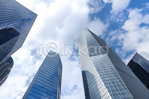사람없음 JPG 로우앵글 포토 건물 건축 건축물 고층빌딩 구름(자연) 도시 도시풍경 맑음 반사 비즈니스 빌딩 빌딩숲 야외 여의도 외관 주간 직장 풍경(경치) 하늘 하늘색 현대건축 회사