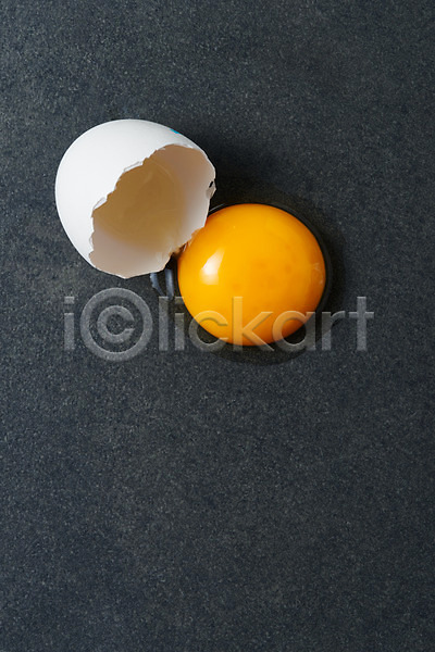 신선 사람없음 JPG 포토 하이앵글 검은배경 검은색 계란 노른자 누끼 단백질 스튜디오촬영 식재료 실내 알 유기농 음식 플랫레이 한개