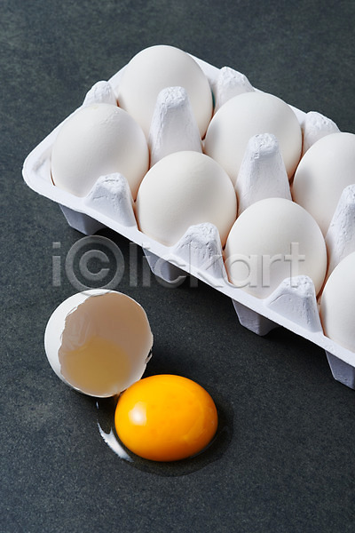 신선 사람없음 JPG 포토 하이앵글 검은배경 검은색 계란 계란판 노른자 누끼 단백질 스튜디오촬영 식재료 실내 알 여러개 유기농 음식 포장 포장용기