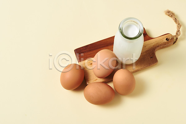 신선 사람없음 JPG 포토 하이앵글 계란 노란배경 누끼 단백질 스튜디오촬영 식재료 실내 알 여러개 우유 우유병 유기농 음식 컵받침