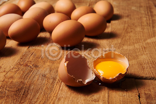 신선 사람없음 JPG 포토 하이앵글 갈색 계란 나무배경 노른자 누끼 단백질 스튜디오촬영 식재료 실내 알 여러개 유기농 음식