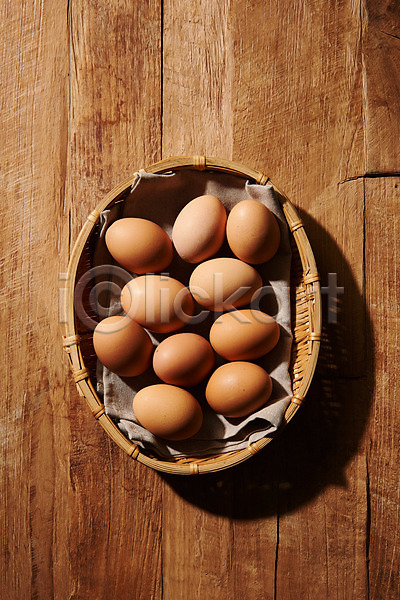 신선 사람없음 JPG 포토 하이앵글 갈색 계란 나무배경 누끼 단백질 바구니 소쿠리 스튜디오촬영 식재료 실내 알 여러개 유기농 음식 직물 플랫레이