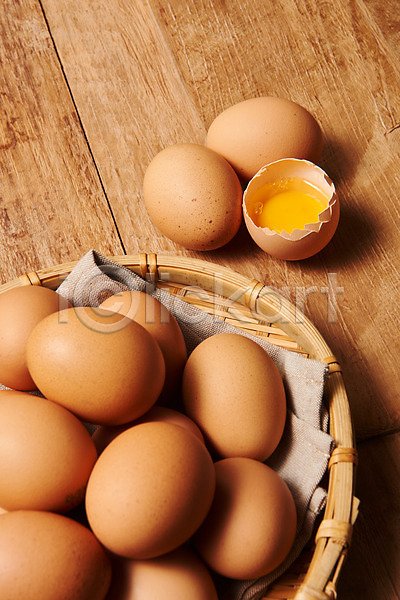 신선 사람없음 JPG 포토 하이앵글 갈색 계란 나무배경 노른자 누끼 단백질 바구니 소쿠리 스튜디오촬영 식재료 실내 알 여러개 유기농 음식 직물