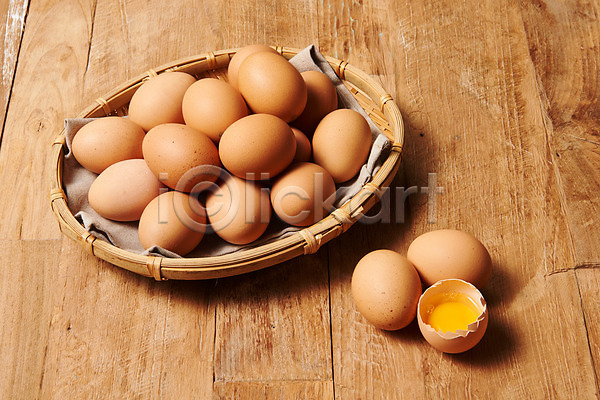 신선 사람없음 JPG 포토 하이앵글 갈색 계란 나무배경 노른자 누끼 단백질 바구니 소쿠리 스튜디오촬영 식재료 실내 알 여러개 유기농 음식 직물