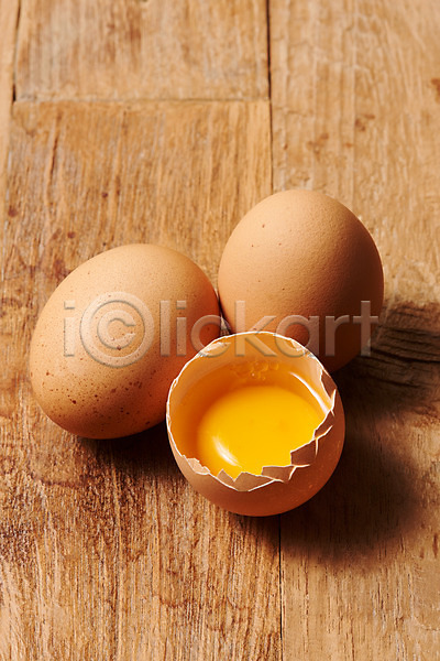신선 사람없음 JPG 포토 하이앵글 갈색 계란 나무배경 노른자 누끼 단백질 세개 스튜디오촬영 식재료 실내 알 유기농 음식