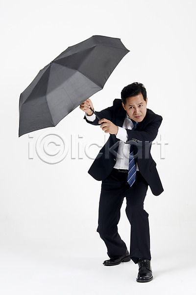 40대 남자 중년 중년남자한명만 한국인 한명 JPG 앞모습 포토 국지성호우 누끼 들기 바람 비바람 비즈니스맨 서기 스튜디오촬영 실내 여름(계절) 우산 장마 전신 정장 태풍 호우 호우주의보 흰배경