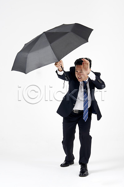 40대 남자 중년 중년남자한명만 한국인 한명 JPG 앞모습 포토 국지성호우 누끼 들기 바람 비바람 비즈니스맨 서기 스튜디오촬영 실내 여름(계절) 우산 장마 전신 정장 태풍 호우 호우주의보 흰배경