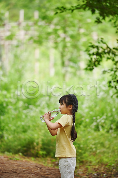 체험 체험학습 사람 소녀(어린이) 소녀한명만 어린이 여자 초등학생 한국인 한명 JPG 옆모습 포토 공원 나무 들기 마시기 물마시기 상반신 서기 숲 숲속 아웃도어 야외 어린이라이프 여름(계절) 용인 자연 주간 휴양림