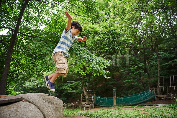 체험 체험학습 사람 소년 소년한명만 어린이 초등학생 한국인 한명 JPG 옆모습 포토 공원 나무 바위(돌) 숲 숲속 아웃도어 야외 어린이라이프 여름(계절) 용인 자연 전신 점프 주간 팔벌리기 휴양림