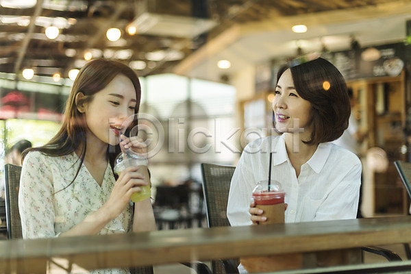 다정 즐거움 함께함 20대 40대 두명 성인 여자 여자만 중년 한국인 JPG 앞모습 포토 가족 국내여행 남한강 대화 데이트 두물머리 딸 모녀 미소(표정) 봄 상반신 야외 엄마 여행 음료 주간 카페 효도