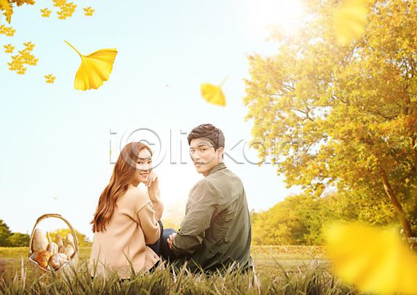 다정 따뜻함 사랑 20대 남자 두명 사람 성인 성인만 여자 한국인 PSD 뒷모습 편집이미지 가을(계절) 가을여행 가을풍경 나무 단풍 데이트 뒤돌아보기 상반신 소풍 앉기 여행 은행잎 잔디 커플 커플라이프