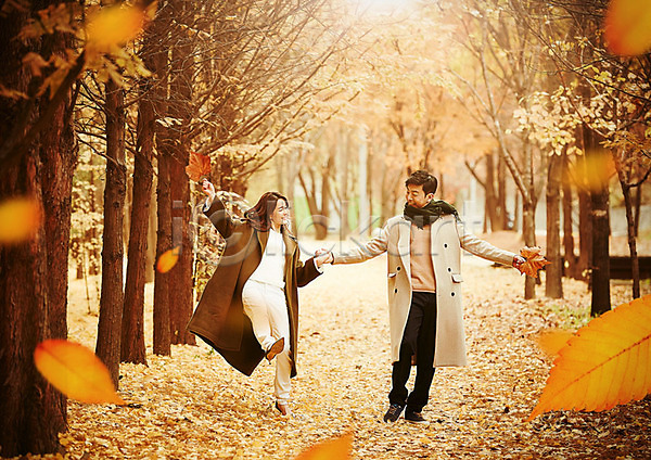 다정 따뜻함 사랑 산책 20대 30대 남자 두명 사람 성인 성인만 여자 한국인 PSD 앞모습 편집이미지 가을(계절) 가을여행 가을풍경 단풍 데이트 손잡기 여행 전신 주황색 커플 커플라이프