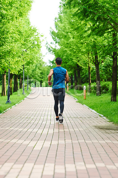 20대 남자 성인 성인남자한명만 한국인 한명 JPG 뒷모습 포토 건강 건강관리 공원 근육 나무 다이어트 달리기 러닝 바디케어 스포츠 야외 운동 전신 조깅 주간