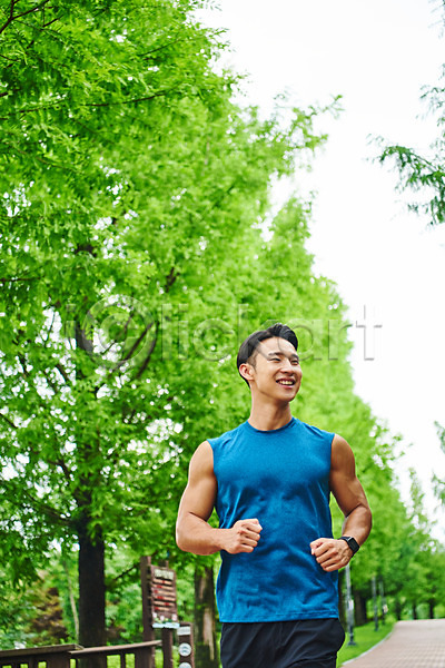 20대 남자 성인 성인남자한명만 한국인 한명 JPG 앞모습 포토 건강 건강관리 공원 근육 나무 다이어트 달리기 러닝 미소(표정) 바디케어 상반신 스포츠 야외 운동 조깅 주간