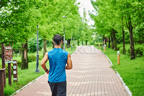 20대 남자 성인 성인남자한명만 한국인 한명 JPG 뒷모습 포토 건강 건강관리 공원 근육 나무 다이어트 달리기 러닝 바디케어 상반신 스포츠 야외 운동 조깅 주간
