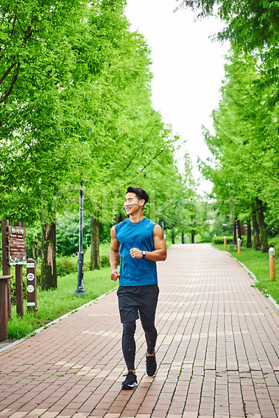 20대 남자 성인 성인남자한명만 한국인 한명 JPG 앞모습 포토 건강 건강관리 공원 근육 나무 다이어트 달리기 러닝 미소(표정) 바디케어 스포츠 야외 운동 응시 전신 조깅 주간