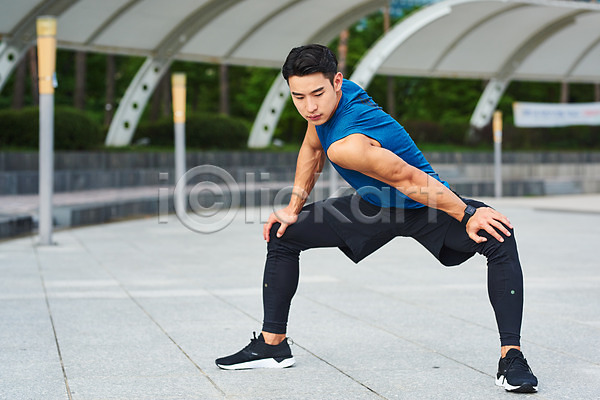 20대 남자 성인 성인남자한명만 한국인 한명 JPG 앞모습 포토 건강 건강관리 공원 근육 다이어트 러닝 바디케어 스트레칭 스포츠 야외 운동 전신 조깅 주간