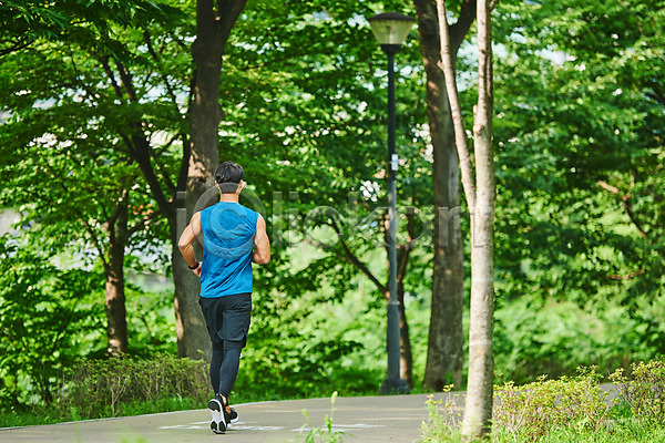 20대 남자 성인 성인남자한명만 한국인 한명 JPG 뒷모습 포토 건강 건강관리 공원 근육 나무 다이어트 달리기 러닝 바디케어 스포츠 야외 운동 전신 조깅 주간