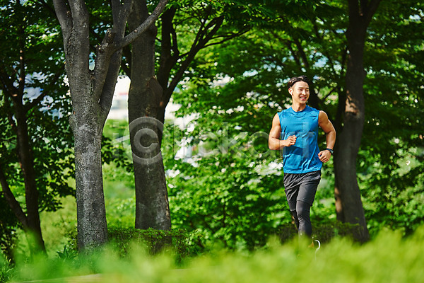 20대 남자 성인 성인남자한명만 한국인 한명 JPG 앞모습 포토 건강 건강관리 공원 근육 나무 다이어트 달리기 러닝 미소(표정) 바디케어 스포츠 야외 운동 전신 조깅 주간