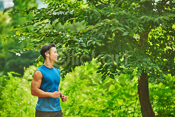 20대 남자 성인 성인남자한명만 한국인 한명 JPG 옆모습 포토 건강 건강관리 공원 근육 나무 다이어트 달리기 러닝 미소(표정) 바디케어 상반신 스포츠 야외 운동 조깅 주간