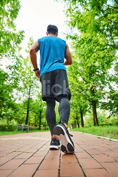 20대 남자 성인 성인남자한명만 한국인 한명 JPG 뒷모습 로우앵글 포토 건강 건강관리 공원 근육 나무 다이어트 달리기 러닝 바디케어 스포츠 야외 운동 전신 조깅 주간