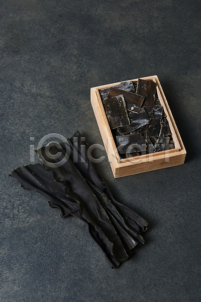 사람없음 JPG 포토 건다시마 검은배경 나무그릇 누끼 다시마 스튜디오촬영 식재료 실내 오브젝트 해조류 해초