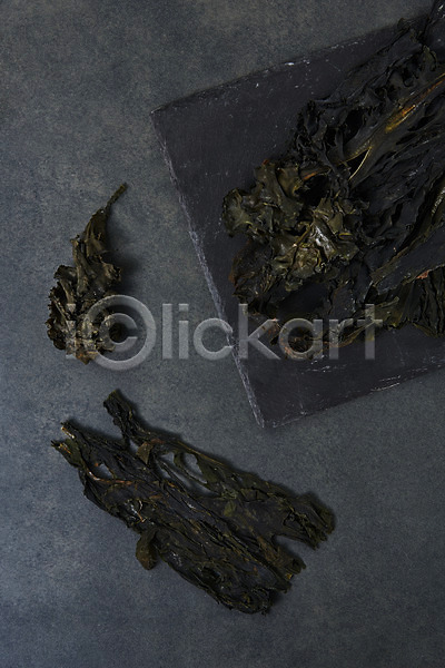 사람없음 JPG 포토 하이앵글 건미역 검은배경 그릇 누끼 스튜디오촬영 식재료 실내 오브젝트 플랫레이 해조류 해초
