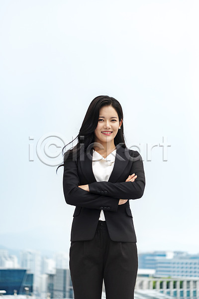 믿음 자신감 20대 사람 성인 성인여자한명만 여자 한국인 한명 JPG 앞모습 포토 긍정 미소(표정) 비즈니스 비즈니스우먼 상반신 서기 싱글라이프 야외 옥상 우먼라이프 주간 직장인 판교 팔짱