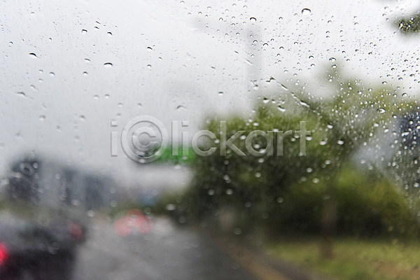 사람없음 JPG 아웃포커스 포토 나무 도로 백그라운드 비(날씨) 빗방울 야외 여러개 유리 자동차 주간 편집소스 풍경(경치)
