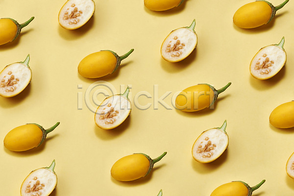 부드러움 신선 사람없음 JPG 포토 가지 계란가지 노란배경 누끼 단면 스튜디오촬영 실내 여러개 여름(계절) 유기농 채소 패턴 편식