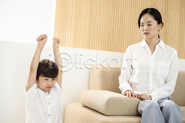 못마땅 30대 남자 두명 성인 소년 어린이 여자 한국인 JPG 앞모습 포토 가족라이프 꾸지람 모자(엄마와아들) 벌서기 상반신 소파 손들기 실내 앉기 엄격한 육아 응시