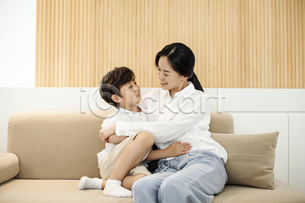 사랑 행복 화해 30대 남자 두명 성인 소년 어린이 여자 한국인 JPG 앞모습 옆모습 포토 가족라이프 마주보기 모자(엄마와아들) 미소(표정) 상반신 소파 실내 아들바보 앉기 육아 응시 전신 쿠션 포옹
