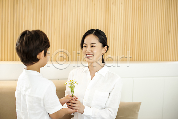 사랑 행복 30대 남자 두명 성인 소년 어린이 여자 한국인 JPG 뒷모습 앞모습 포토 가족라이프 꽃 들기 모자(엄마와아들) 미소(표정) 상반신 선물 실내 아들바보 육아 응시 주기 효도