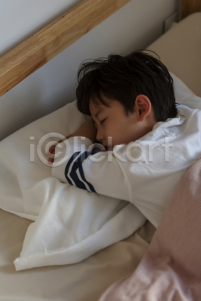 행복 남자 소년 소년한명만 어린이 한국인 한명 JPG 뒷모습 포토 가족라이프 눈감음 눕기 덮기 베개 상반신 실내 아들 어린이라이프 엎드리기 이불 일상 잠 침대