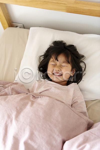 행복 소녀(어린이) 소녀한명만 어린이 여자 한국인 한명 JPG 앞모습 포토 가족라이프 눈감음 눕기 덮기 딸 미소(표정) 베개 상반신 실내 어린이라이프 이불 일상 침대