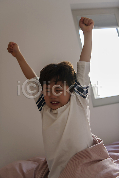 행복 남자 소년 소년한명만 어린이 한국인 한명 JPG 앞모습 포토 가족라이프 기상(잠에서깸) 눈감음 만세 상반신 실내 아들 앉기 어린이라이프 이불 일상 창문 침대