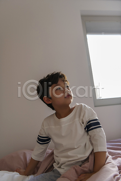 행복 남자 소년 소년한명만 어린이 한국인 한명 JPG 앞모습 포토 가족라이프 기상(잠에서깸) 상반신 실내 아들 앉기 어린이라이프 응시 이불 일상 창문 침대