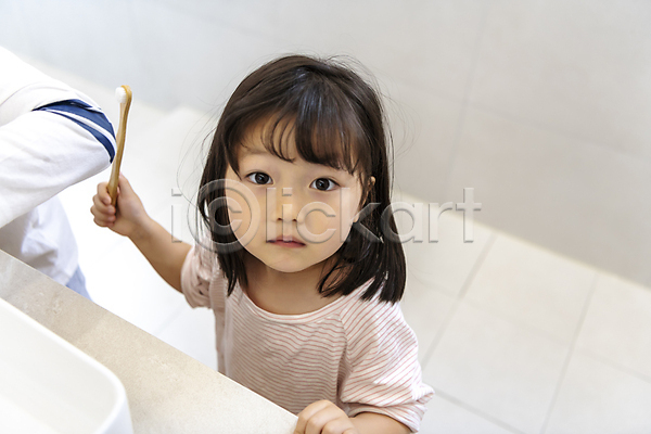 소녀(어린이) 소녀한명만 어린이 여자 한국인 한명 JPG 앞모습 포토 가족 가족라이프 건강관리 들기 상반신 세면대 실내 양치 어린이라이프 올려보기 위생 응시 청결 치아건강 칫솔 화장실